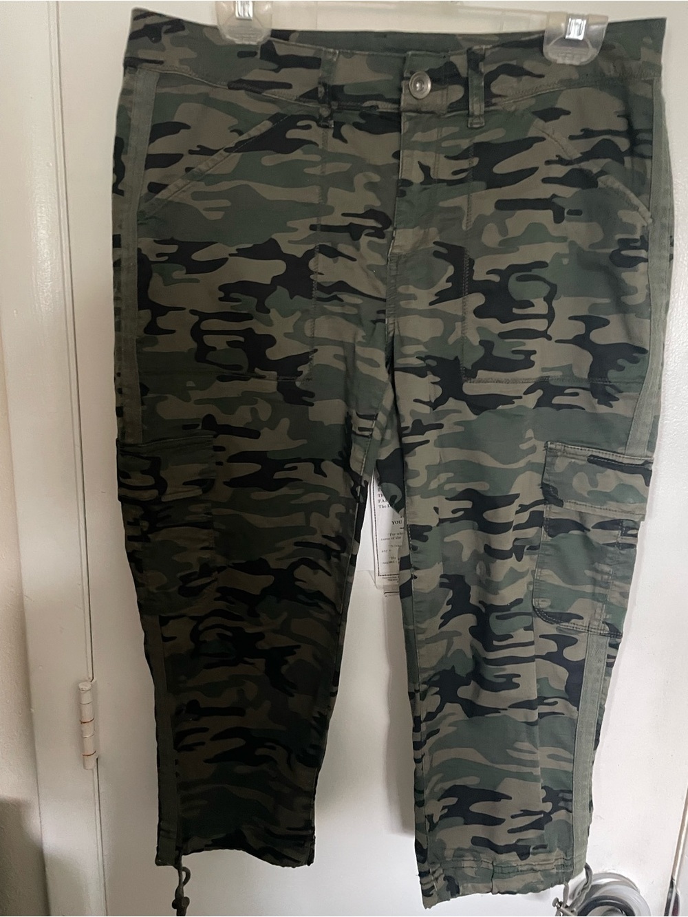 Women’s Camo Cargo Capri Pants - Green Camouflage
